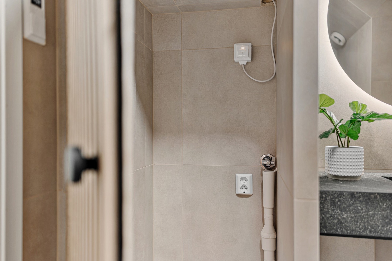 Baderommet har opplegg for vaskemaskin. Galleribilde