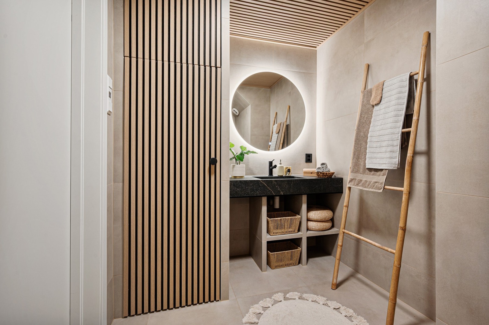 Baderommet har dusjsone, veggehengt toalett, servant med underspeil og opplegg for vaskemaskin. Galleribilde