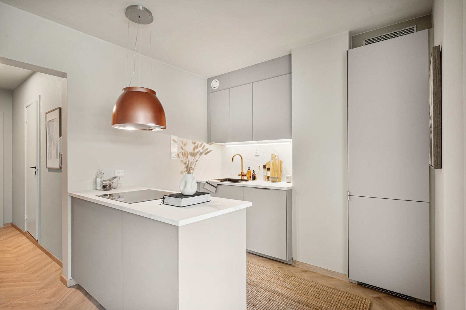 Lekkert kjøkken fra 2026 med god skap- og benkeplass. Galleribilde