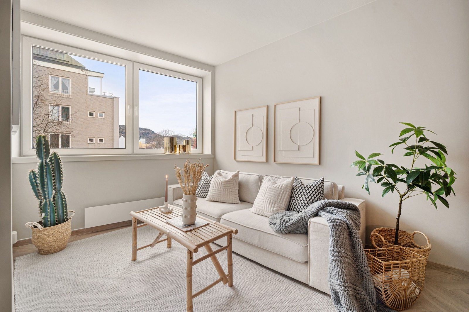 Delikat stue med god plass til sofagruppe og TV-krok. Galleribilde