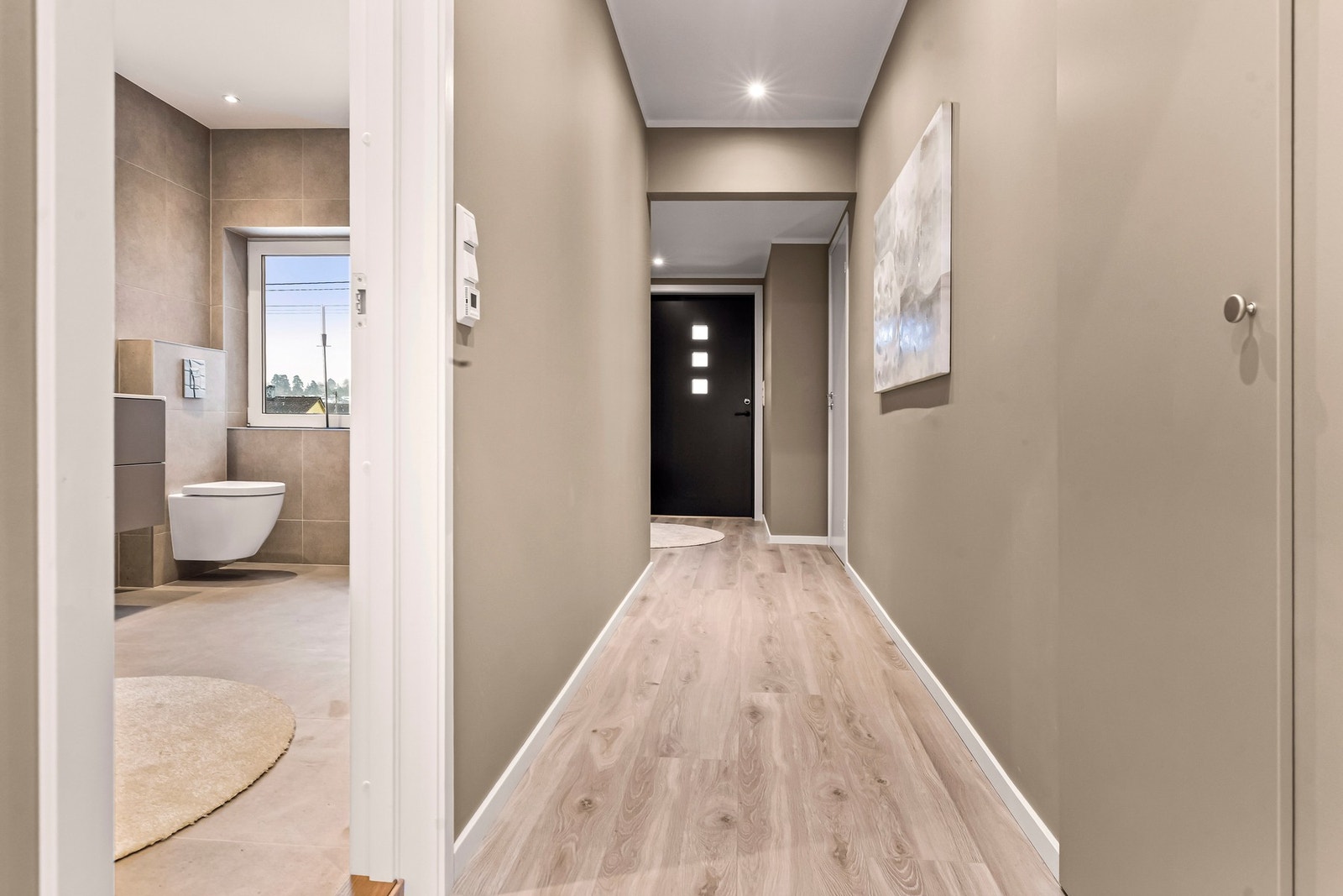 Fra gangen er det dør mellom leilighetene. Galleribilde