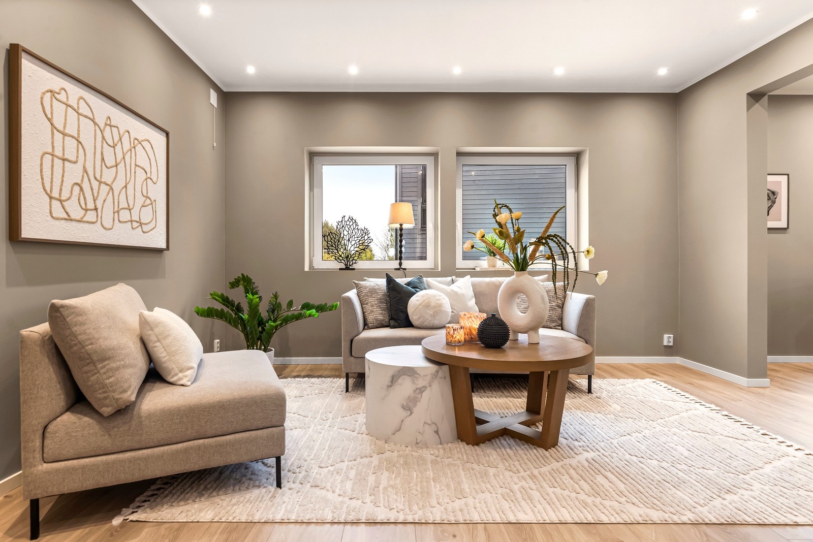 Innholdsrik enebolig innredet med to leiligheter Galleribilde