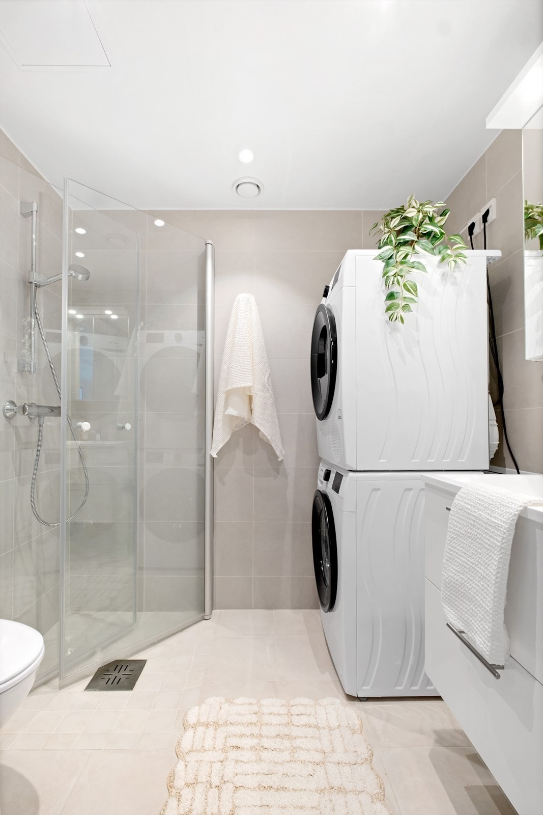 Rommet er utstyrt med vegghengt toalett, dusjnisje m/glassvegger, opplegg for vaskemaskin/tørketrommel og baderomsinnredning Galleribilde