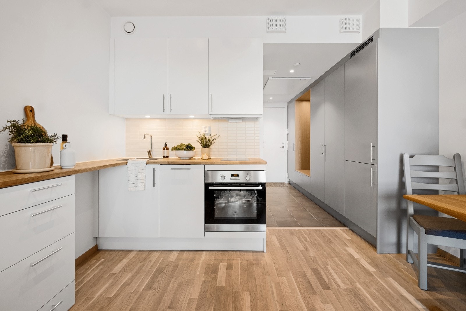 De integrerte hvitevarene medfølger og består av stekeovn, induksjonstopp, oppvaskmaskin og kombiskap kjøl/frys Galleribilde