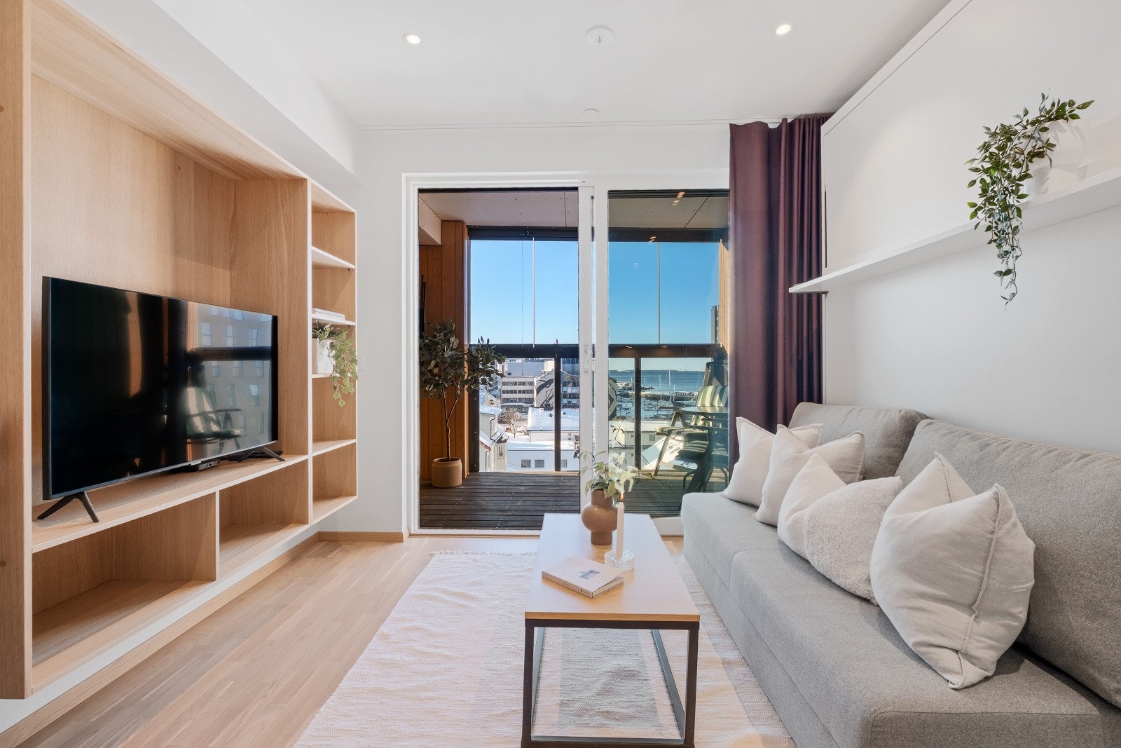 Fra stuen har du adkomst til den innglassede balkongen via skyvedør med stor glassfelt Galleribilde