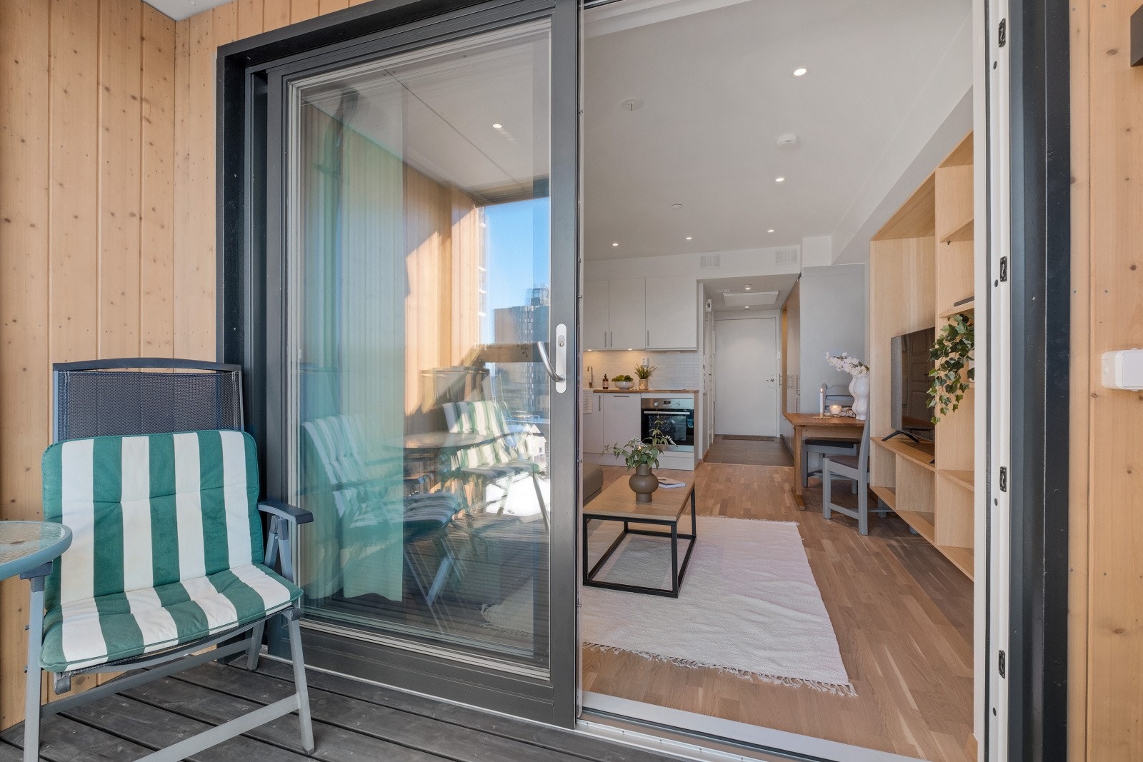 Den innglassede balkongen er på ca. 7 m², noe som gir god plass til utemøblement Galleribilde