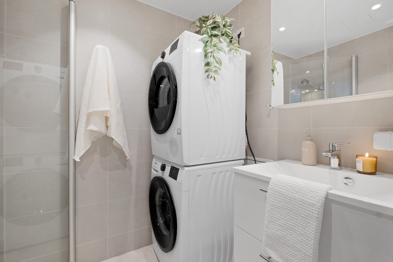 Badet er utført med fliser i tidsrikt farge og har oppvarming med elektriske varmekabler Galleribilde