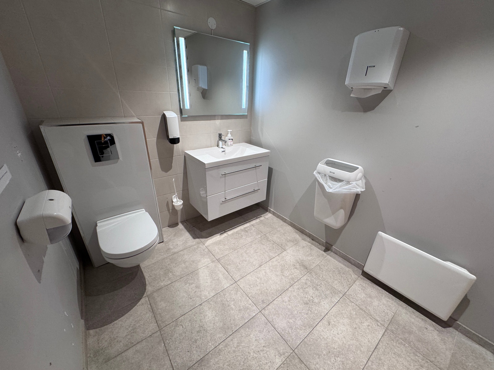 Nyoppusset toalett tilhørende lokale.
Deles med øvrige leietakere Galleribilde