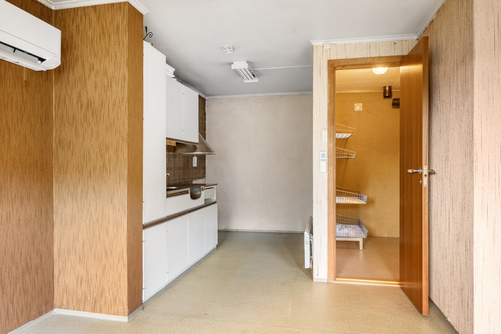 Kjøkkenet er innenfor oppholdsrommet. Galleribilde