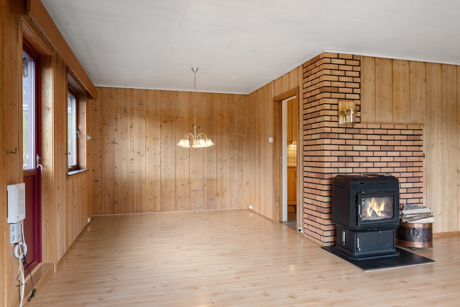 Mot kjøkkenet er det plass til en romslig spisegruppe. Galleribilde