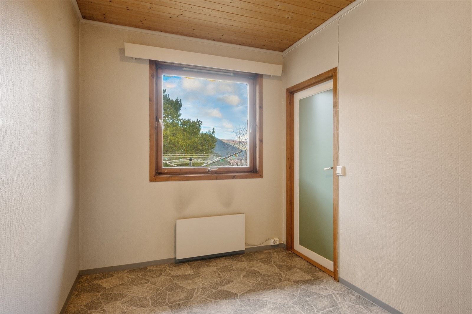 Rom brukt som soverom i underetasjen. Galleribilde