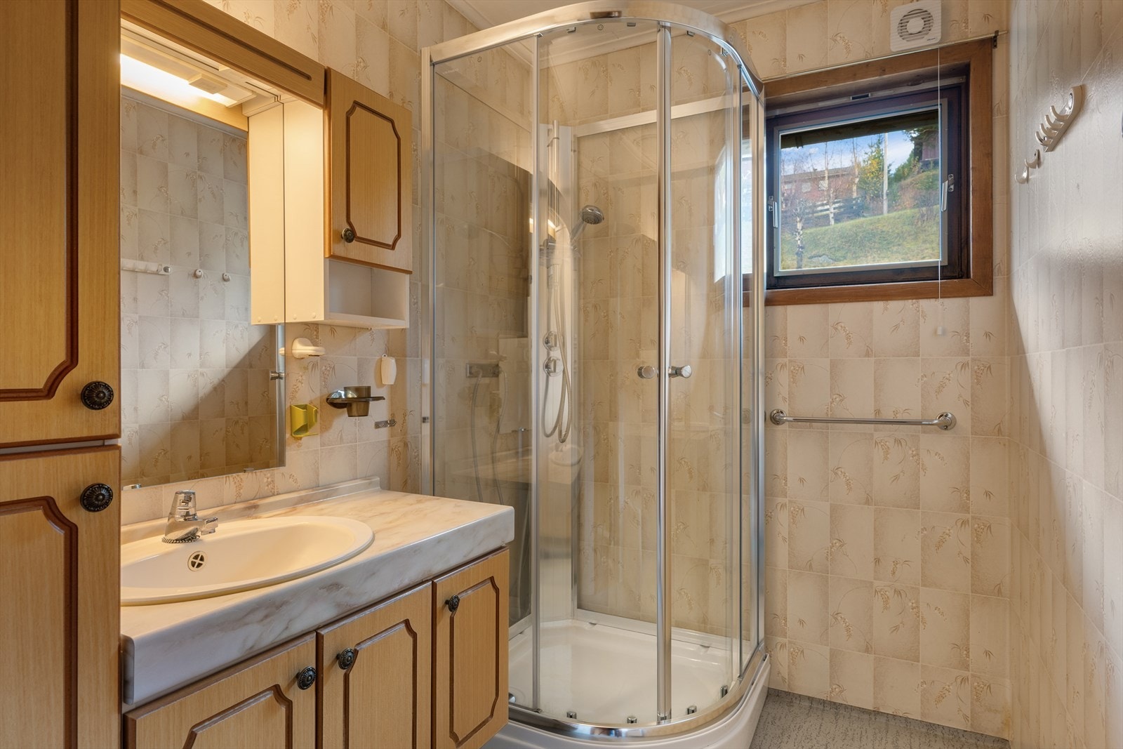 Badet i hovedetasjen er fra byggeår. Galleribilde