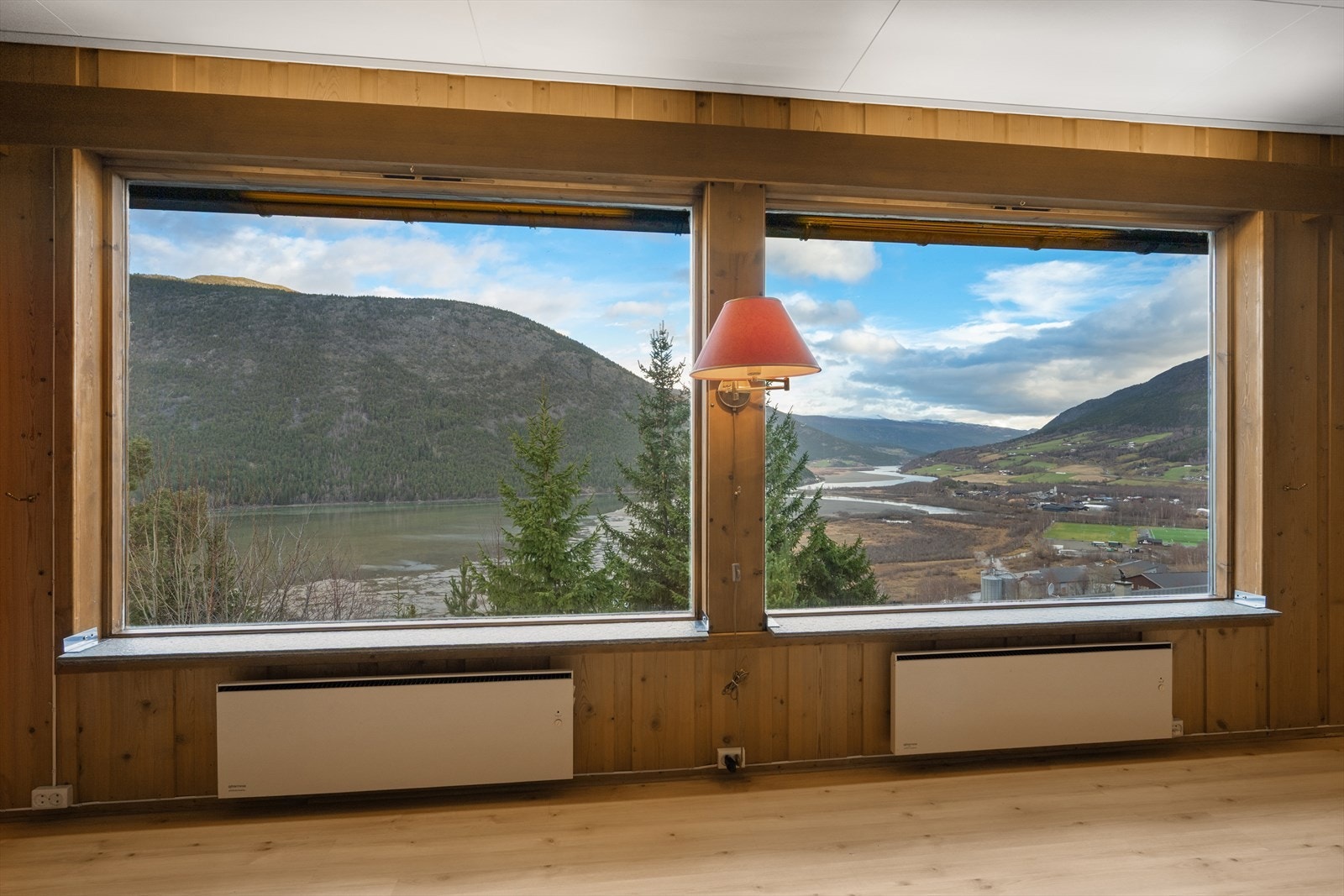 Fra de store vinduene i stua har man fin utsikt. Galleribilde