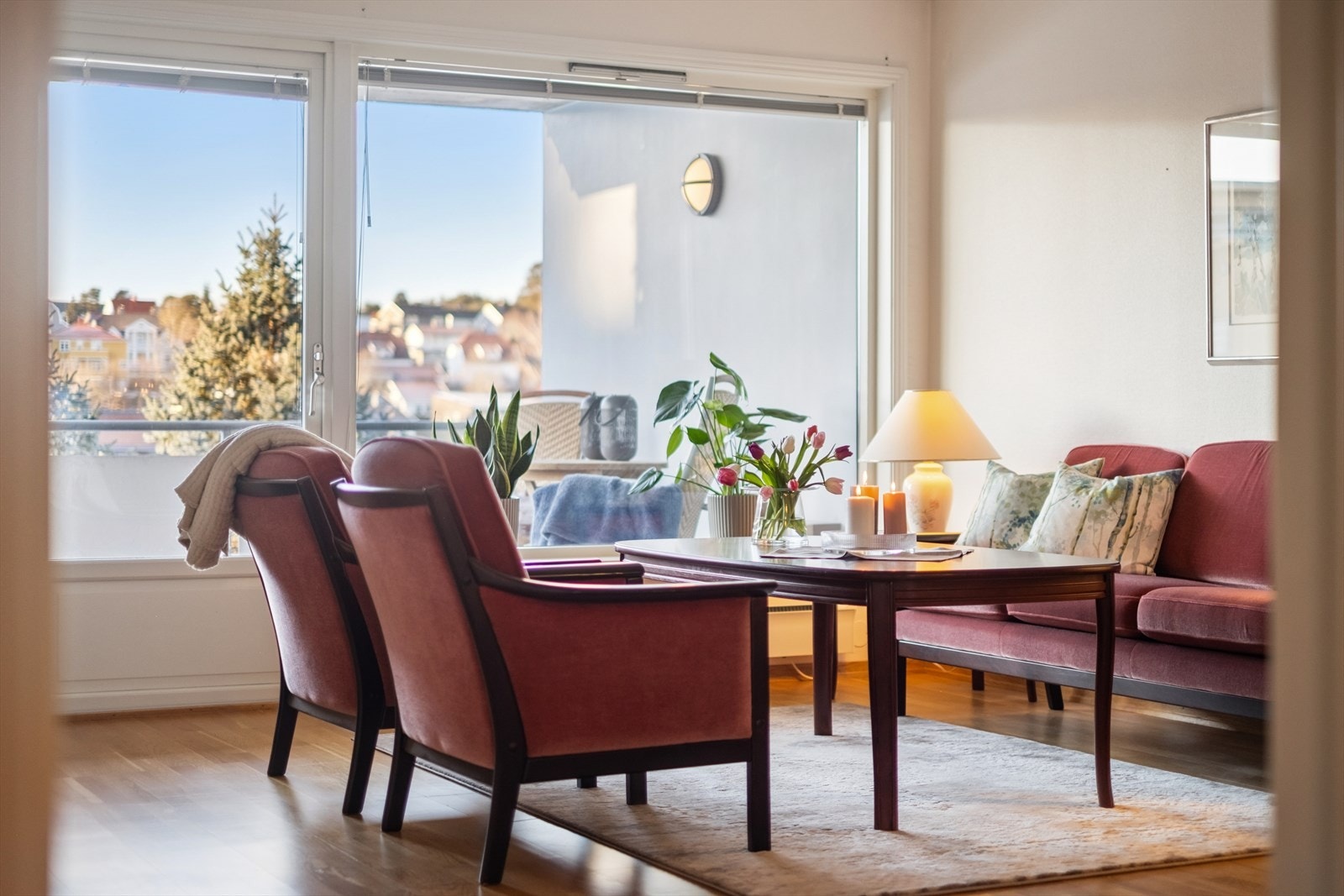 I stuen er det store vindusflater som slipper inn mye naturlig lys og skaper en god atmosfære i rommet. Galleribilde