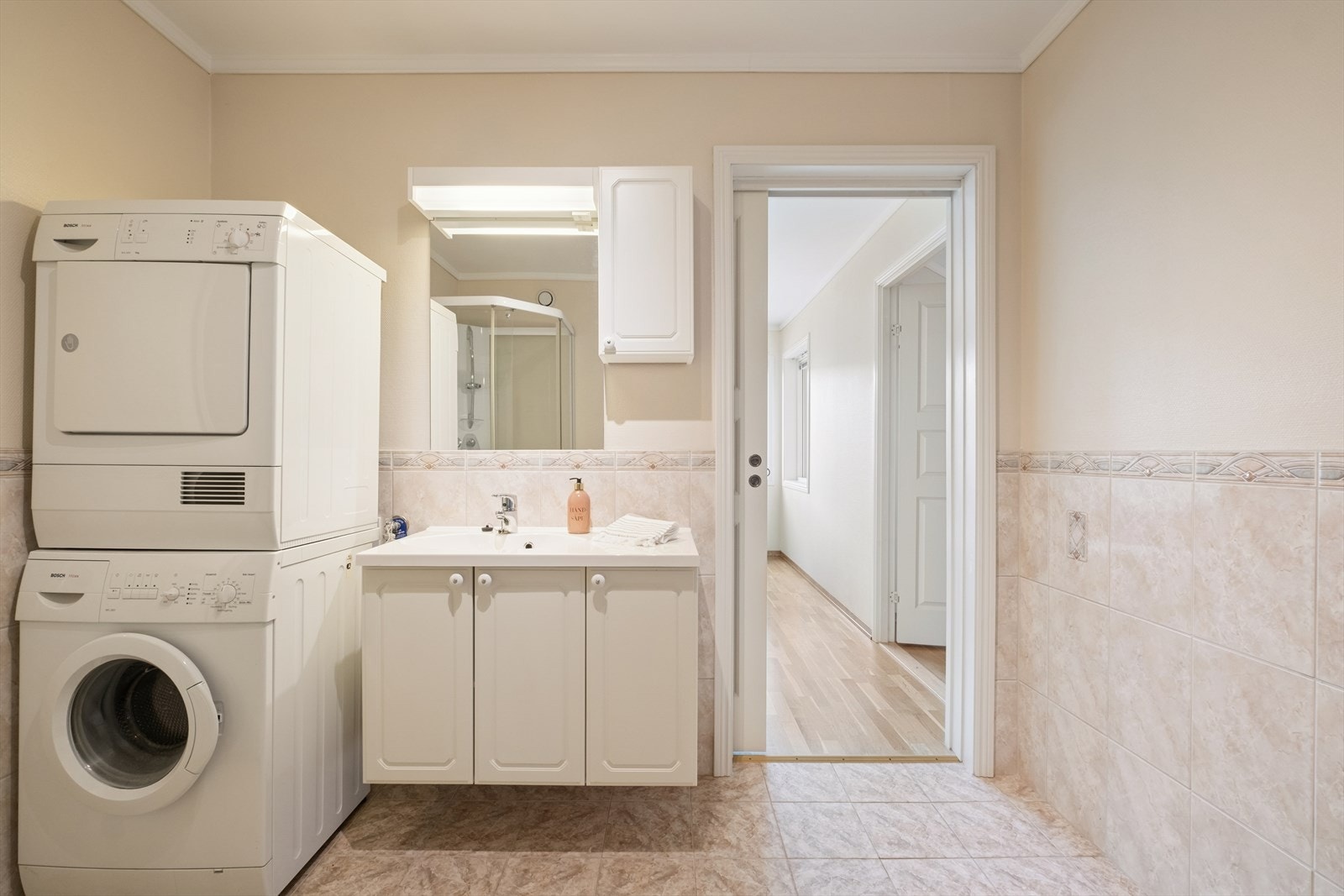 Flislagt baderom fra byggeår med elektriske varmekabler i gulv Galleribilde