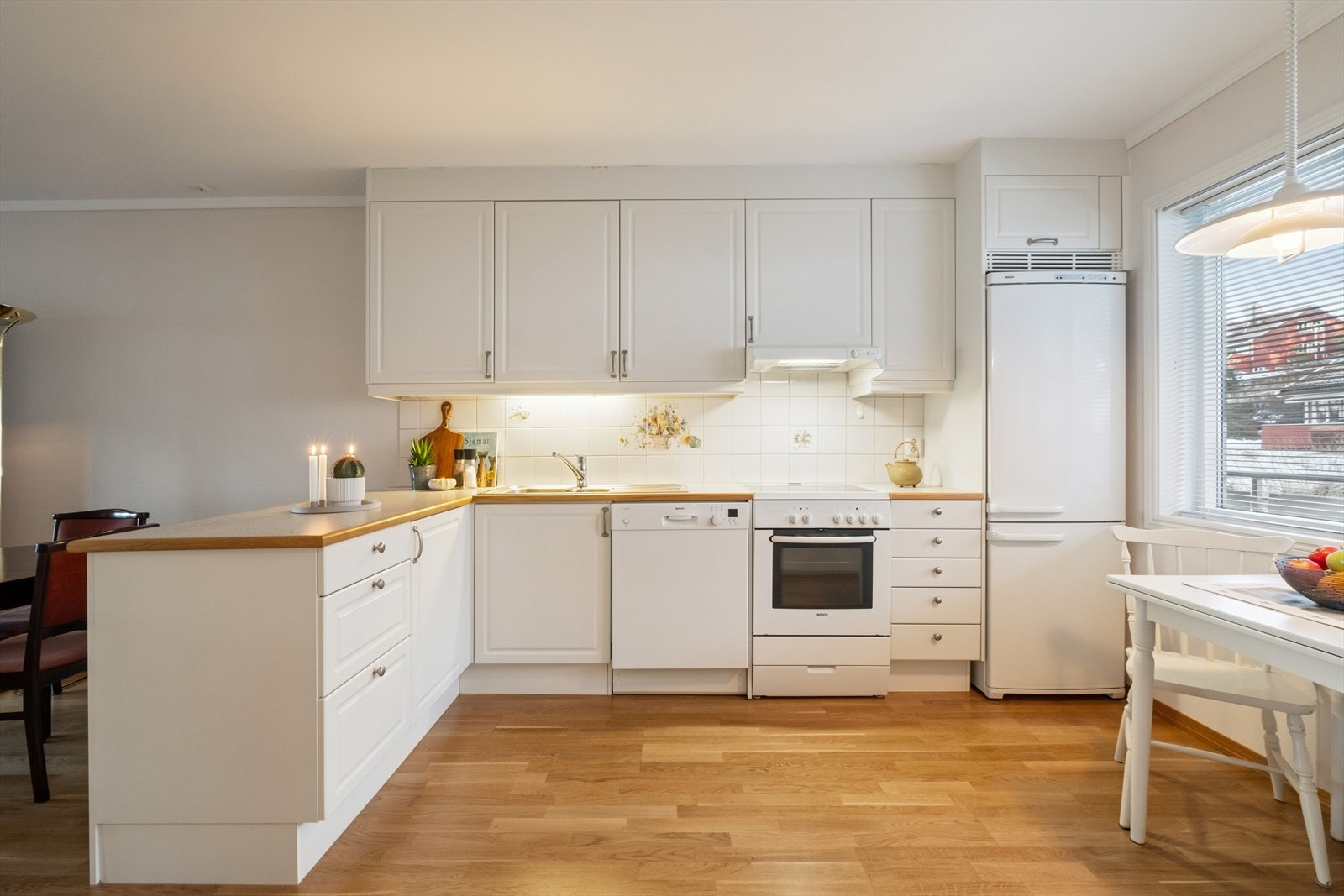 Kjøkken fremstår i god stand og er utstyrt med hvite profilerte fronter, laminert benkeplate og oppvaskkum. Galleribilde