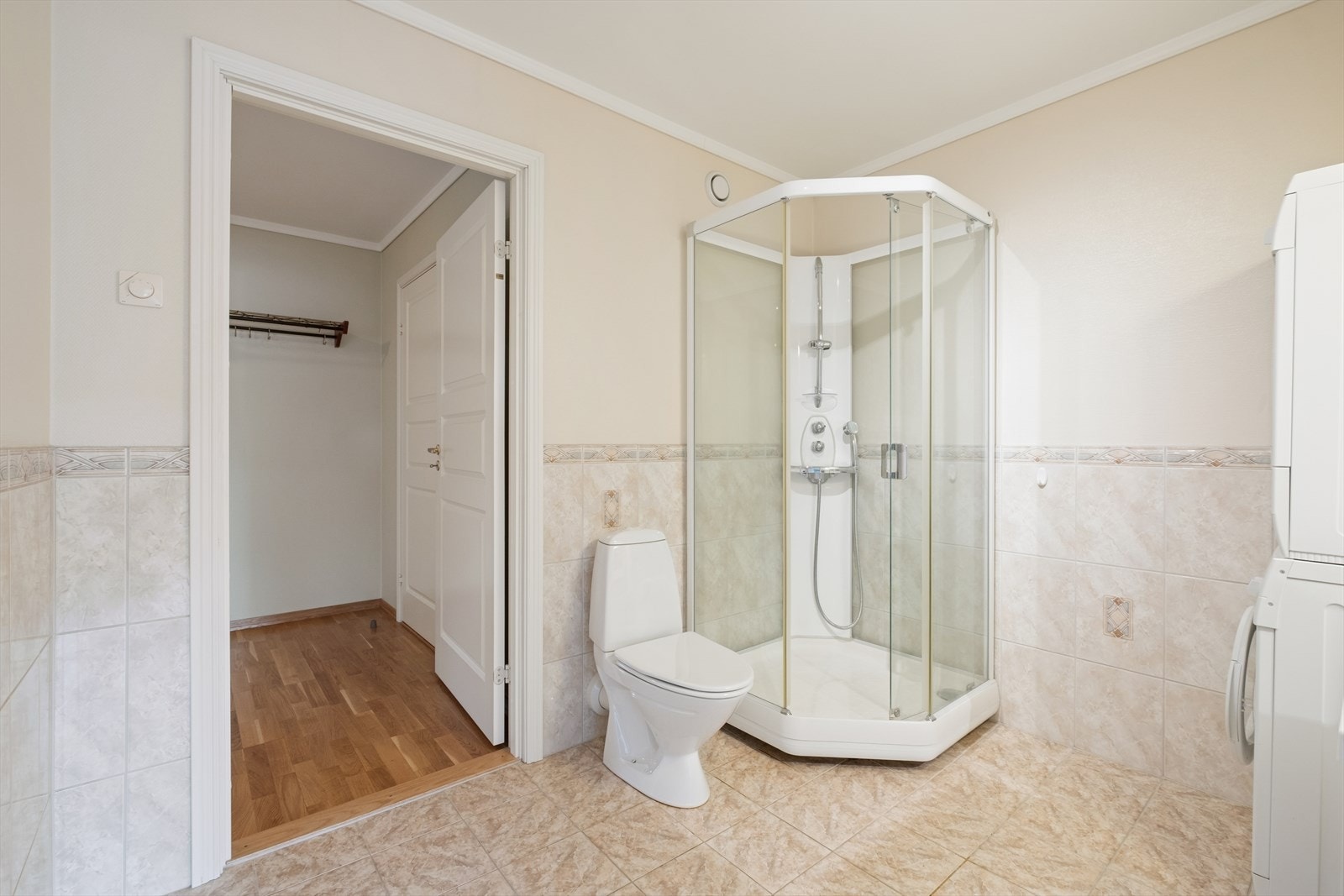 Badet fremstår i god stand og er utstyrt med servantinnredning, opplegg for vaskemaskin, dusjkabinett og Wc på sokkel. Galleribilde