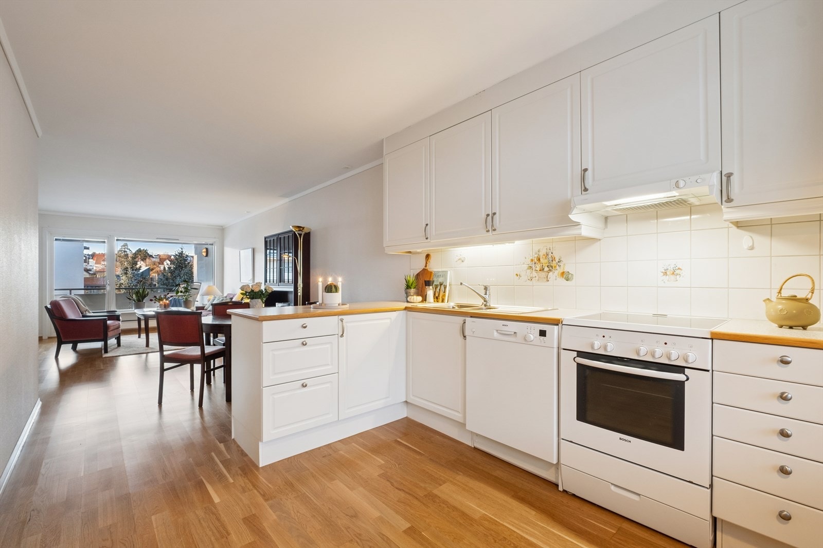 Kjøkkenet er innredet i en praktisk form, og har godt med både skap- og benkeplass. Galleribilde