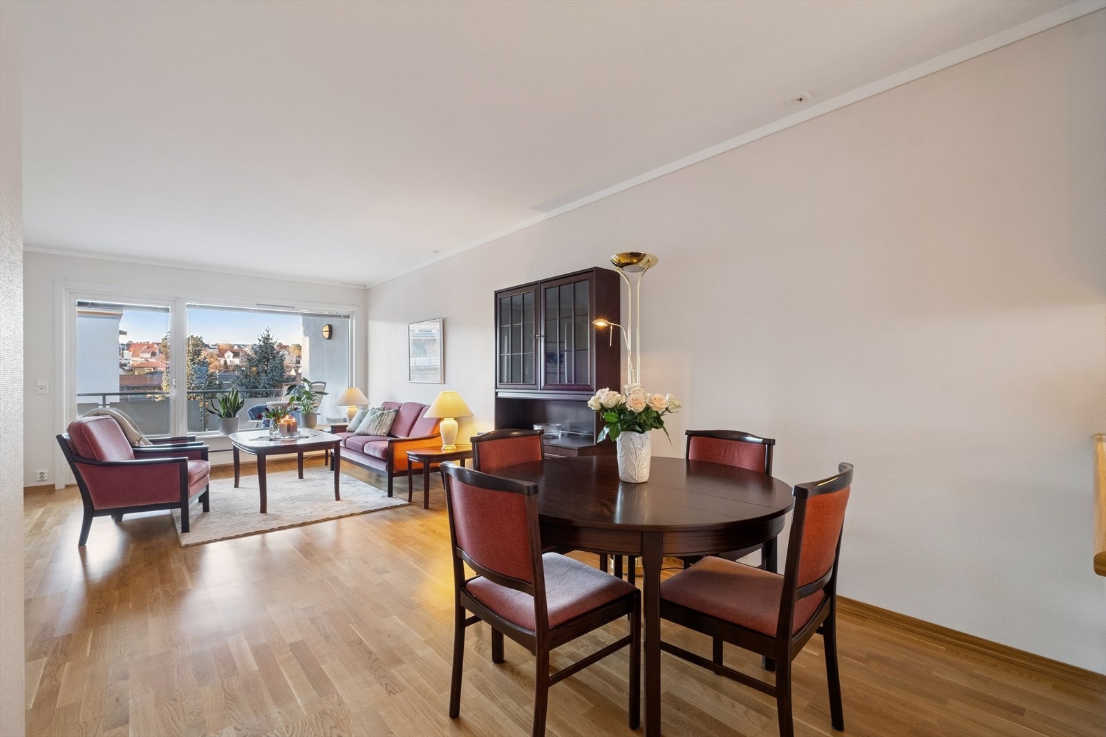 I tilknytning til kjøkkenet, kan spisebord enkelt plasseres - her kan gode måltider nytes. Galleribilde