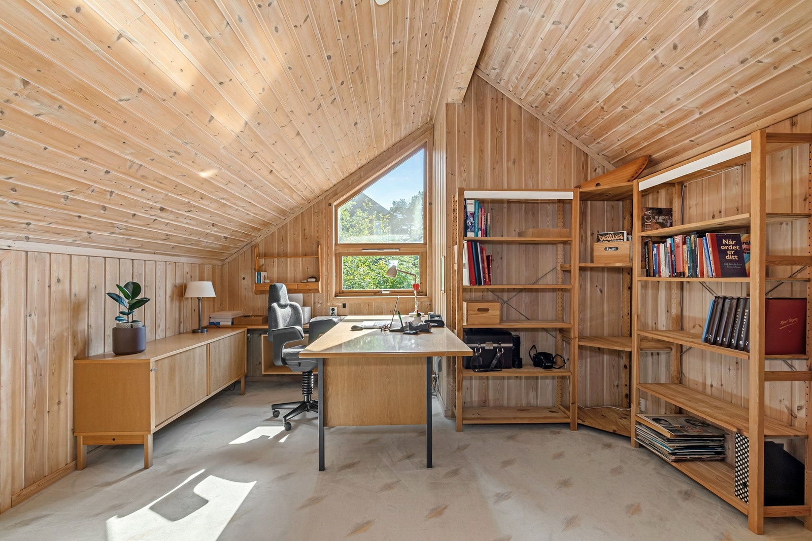 Innerst på loftsetasjen er det et rom som benyttes som kontor (Ikke godkjent til varig opphold) Galleribilde
