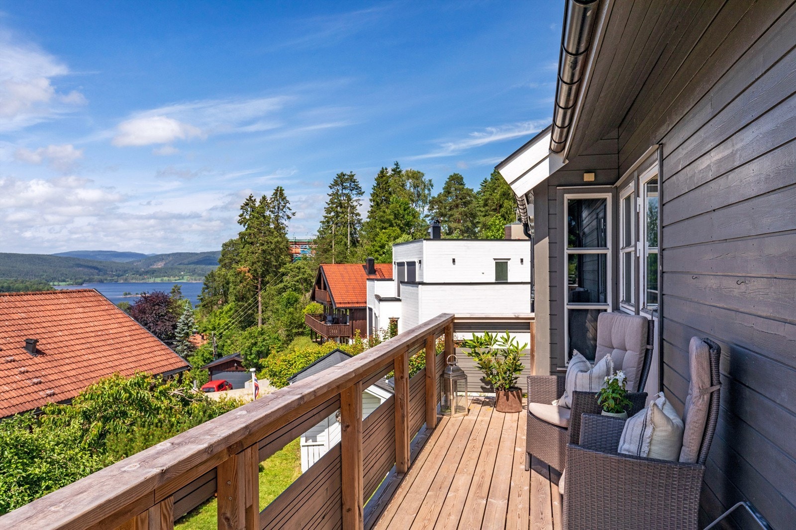 Terrassens utforming gjør det enkelt å flytte seg etter solen Galleribilde