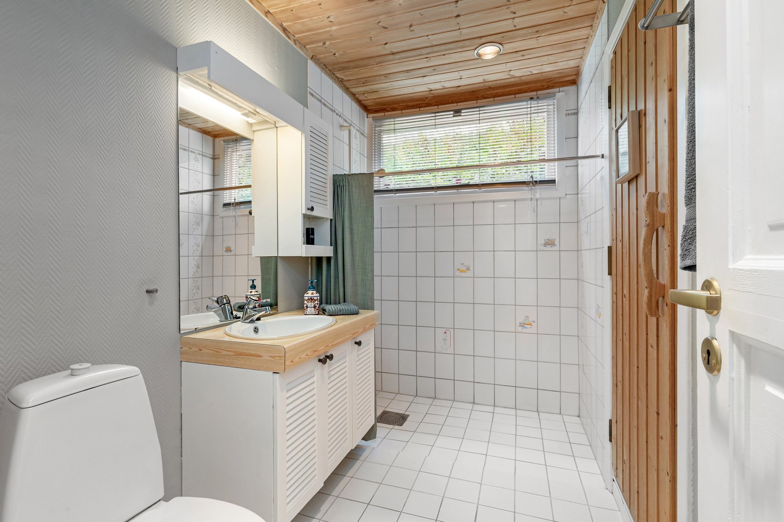 Baderom fra byggeår med adkomst til en badstue Galleribilde