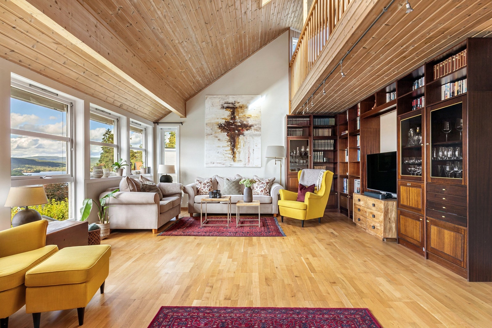 Lys og luftig stue med meget god takhøyde Galleribilde