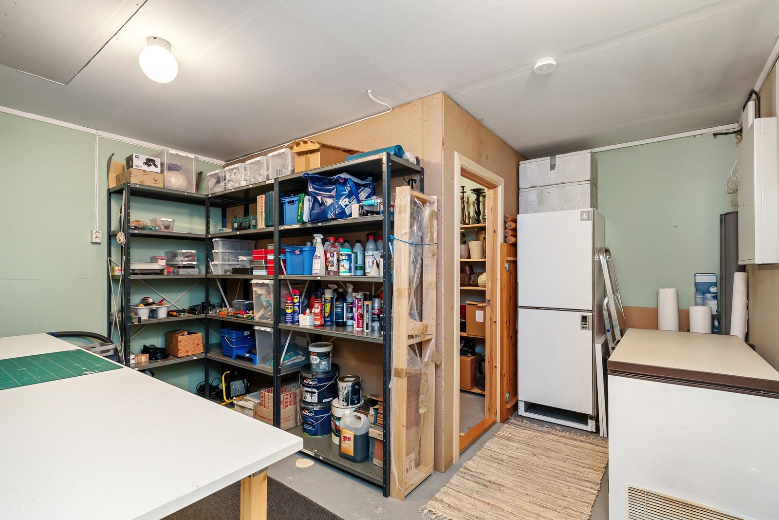 Innvendige boder med god plass til en arbeidsbenk, ekstra fryser og kjøleskap, samt verktøy ol. Galleribilde