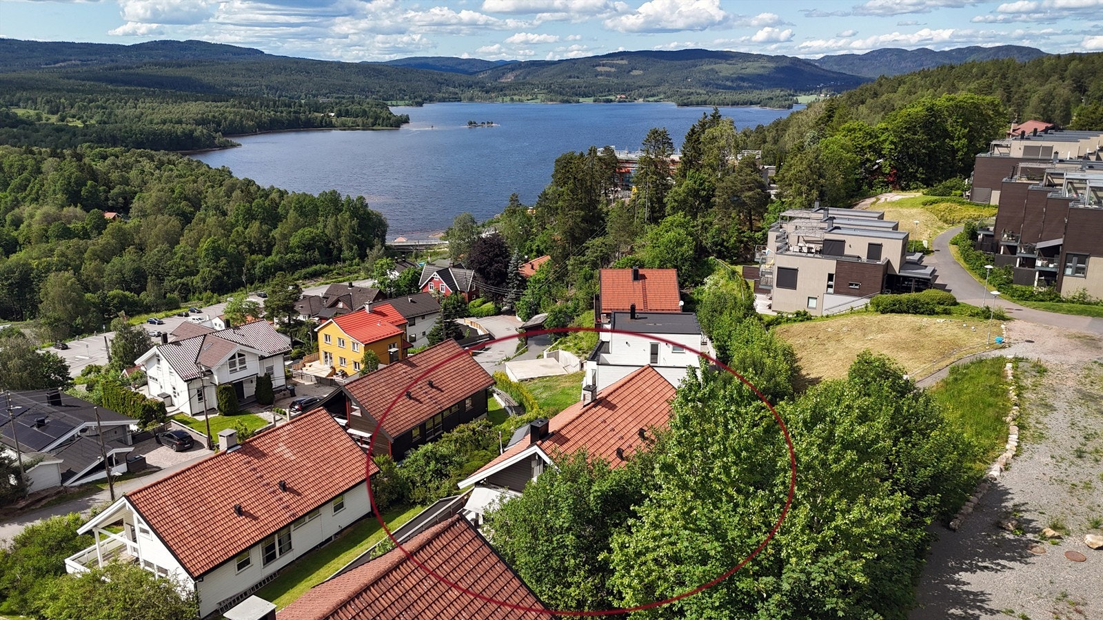 Boligen ligger flott til med nærhet til marka og herlig utsikt. Takvask utført i 2025 og nytt beslag på pipe i 2023 Foto: Hanne Bruland/FotoHanne Galleribilde