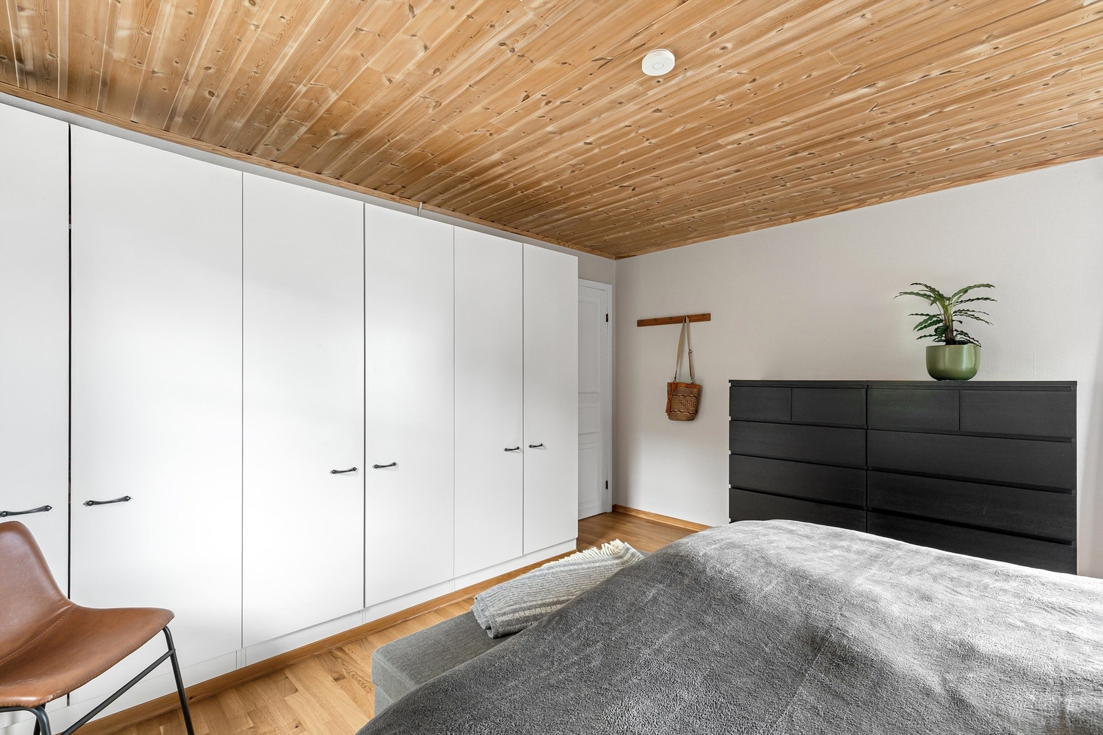 Rommet har en stor garderobeløsning som medfølger, samt utgang til en liten luftebalkong Galleribilde