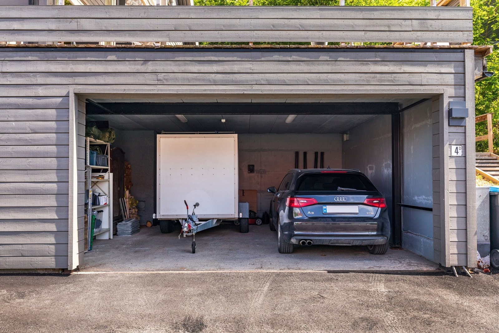 Dobbel integrert carport med mulighet til å montere garasjeport om ønskelig. Ny ståldrager montert i 2022 Galleribilde