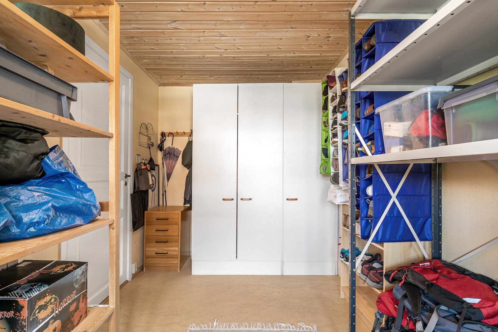 Rom med adkomst fra entréen er opprinnelig godkjent som et soverom, og har et medfølgende garderobeskap Galleribilde