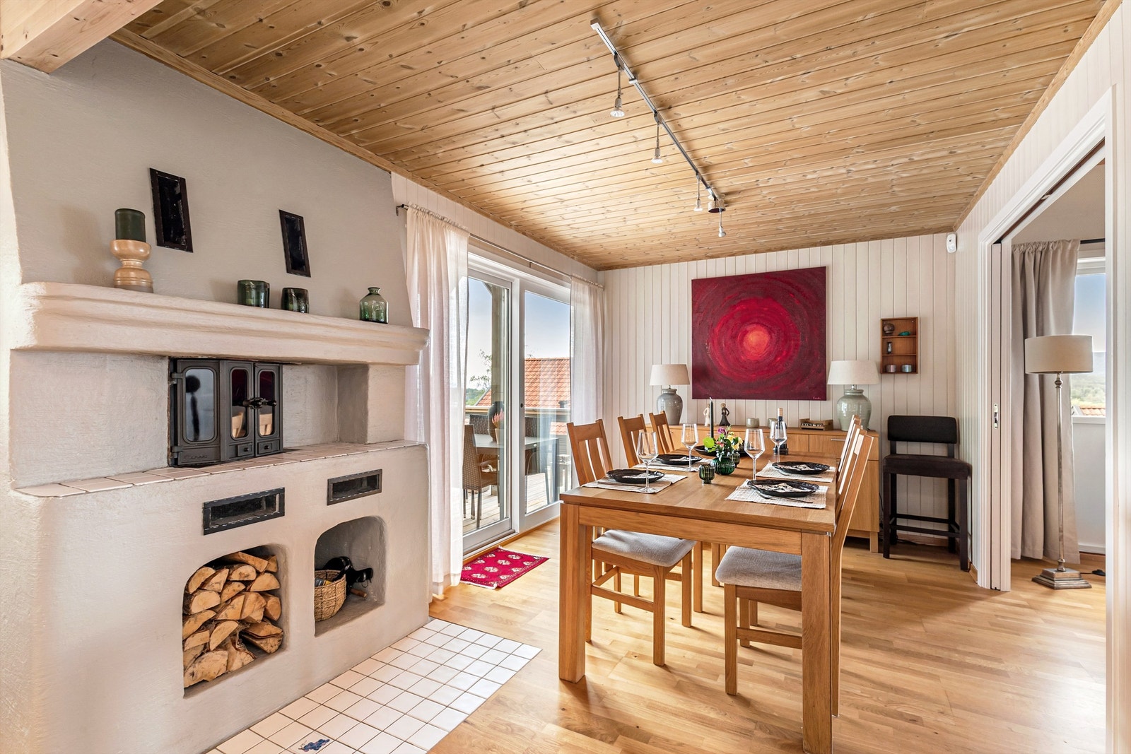 Det er også en peisinnsats mellom spisestuen og kjøkkenet Galleribilde