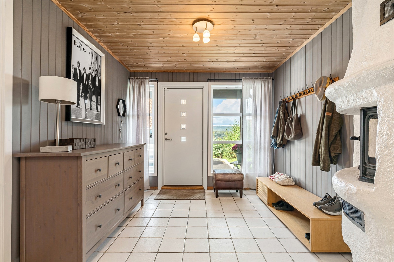 Romslig entré/hall med flislagt gulv med gulvvarme Galleribilde