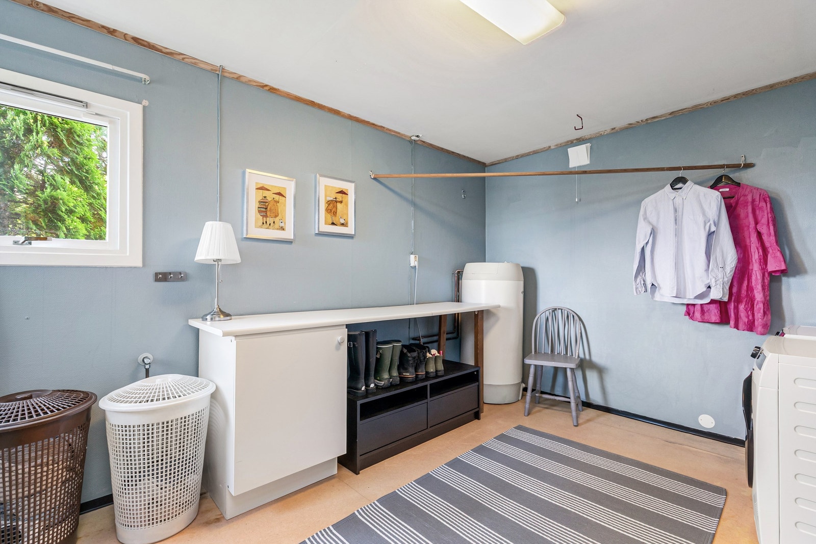 Stort vaskerom med god plass til å montere smarte løsninger og vaskromsinnredning Galleribilde