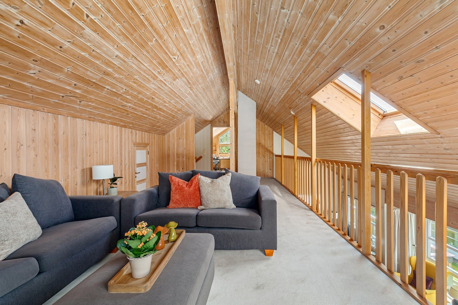 Luke i vegg til kneloft med plass til ekstra lagring Galleribilde