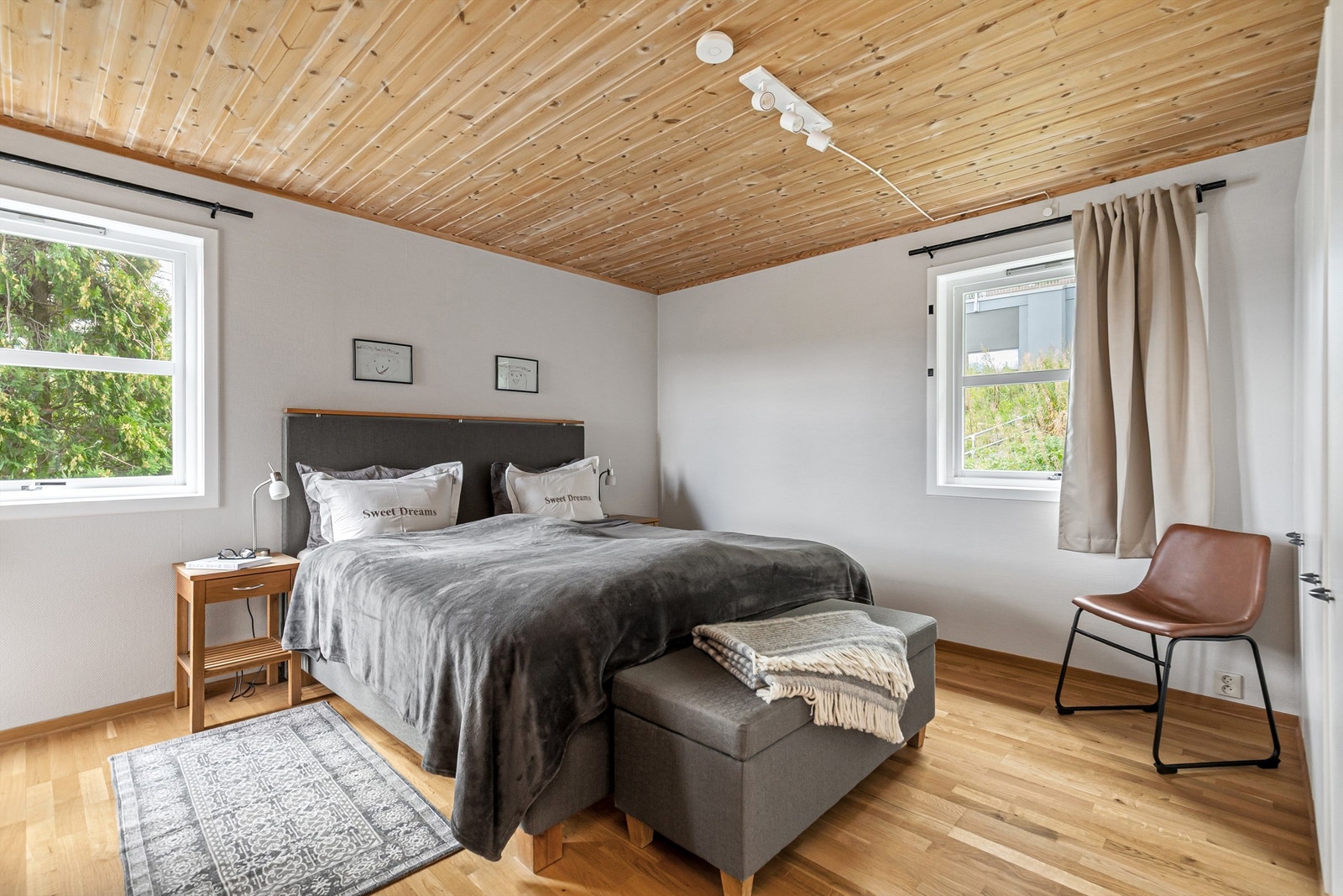 Hovedsoverommet er plassert i 1. etasje. De tre øvrige soverommene ligger i underetasjen. Galleribilde