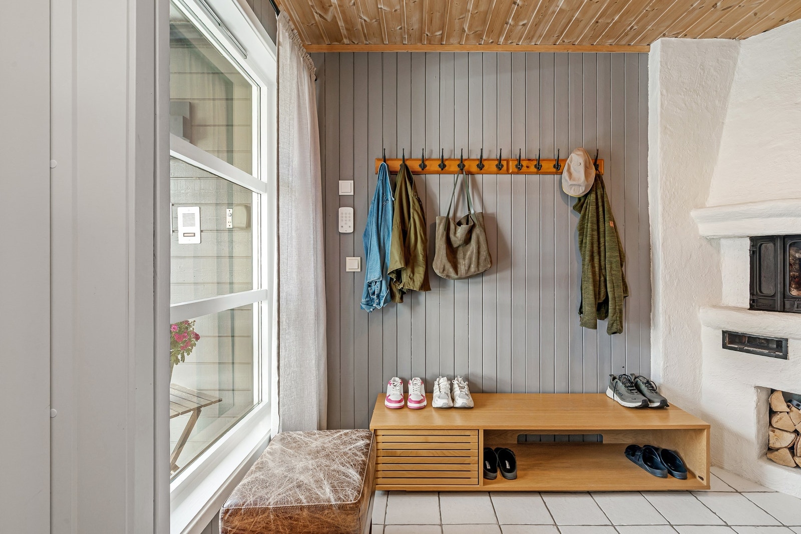 Knaggrekke til å henge fra seg yttertøy og plass til en lenger skohylle Galleribilde