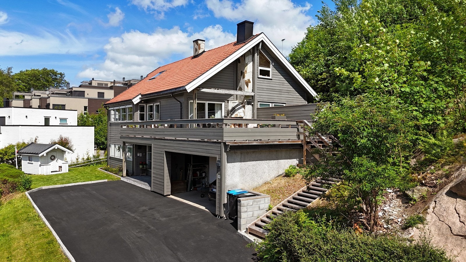 Eneboligen går over tre plan, har integrert dobbel carport og asfaltert innkjørsel. Foto: Hanne Bruland/FotoHanne Galleribilde