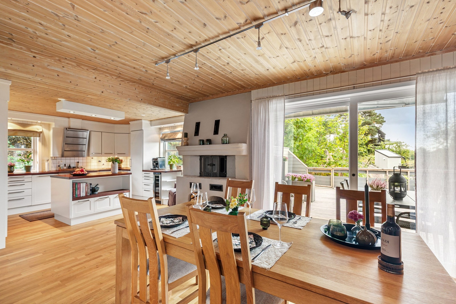 Den åpne løsningen skaper en herlig sosial atmosfære. Her har du også en stor skyvedør ut mot terrassen Galleribilde