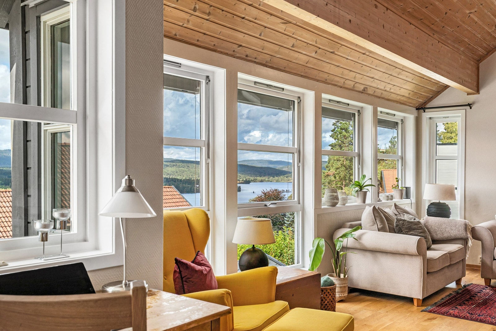 De store vindusflatene gir godt med utsikt mot Maridalsvannet og Maridalsalpene Galleribilde