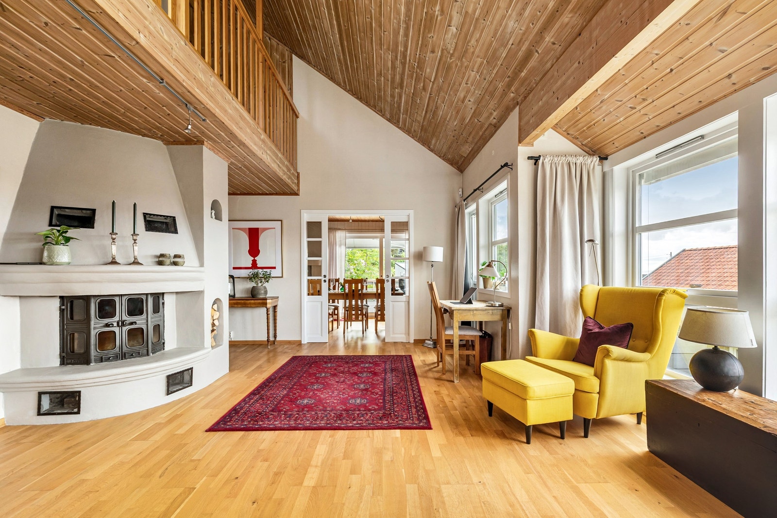 Stuen har fin plass til flere sittegrupper Galleribilde