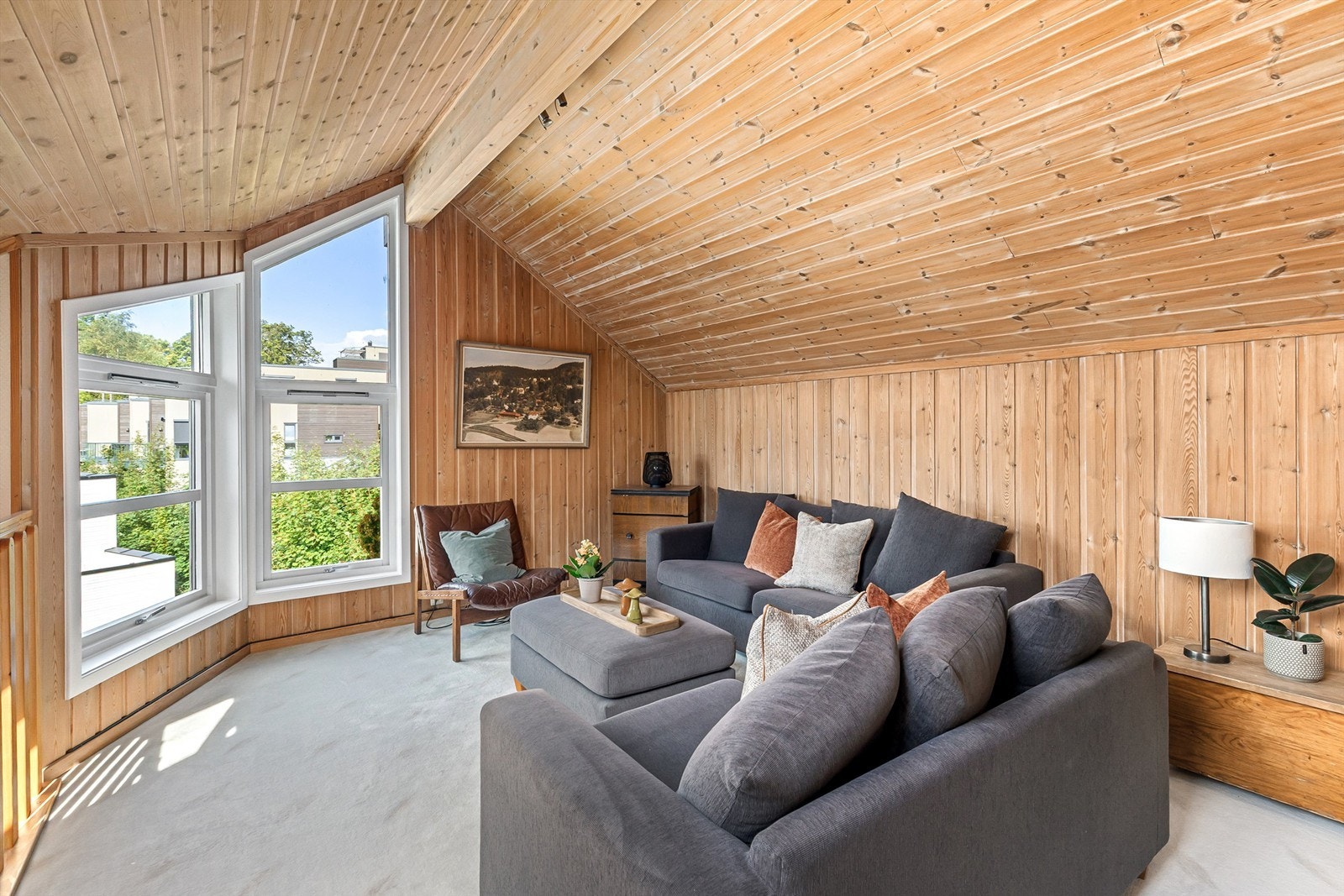 Herlig loftstue med en koselig plass til en sofagruppe Galleribilde