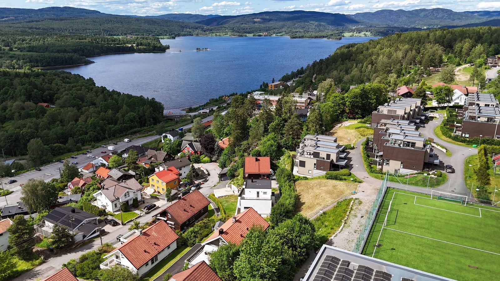 Fra huset er det stikkvei opp til Rønningen Folkehøgskole. Langsetløkka med lysløyper ser du til høyre i bildet Galleribilde