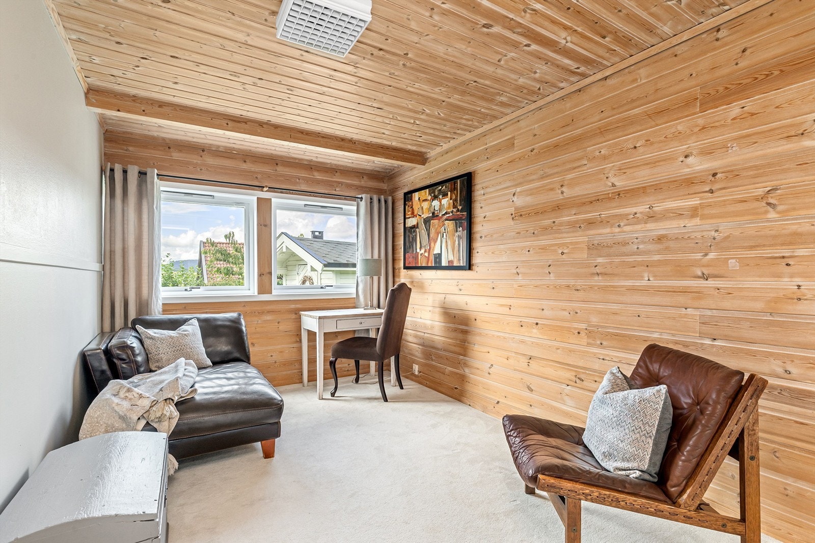 To av de tre soverommene i underetasjen ligger vegg i vegg og er ca. like store Galleribilde