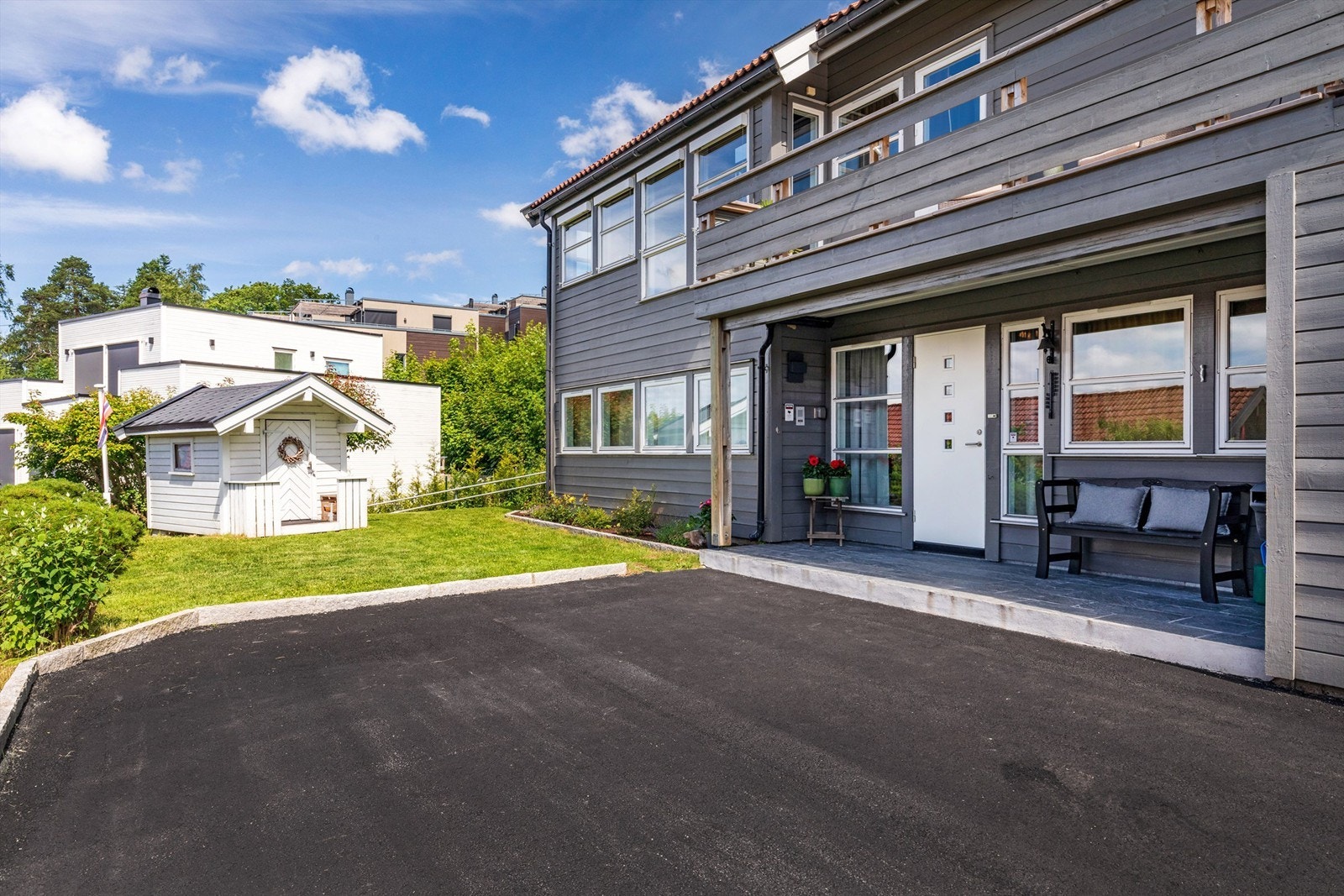 Her kan barna leke i dukkehuset mens du har oversikt fra terrassen. Ny asfalt i 2025. Nye varmekabler under fliser ved inngangspartiet i 2023 Galleribilde