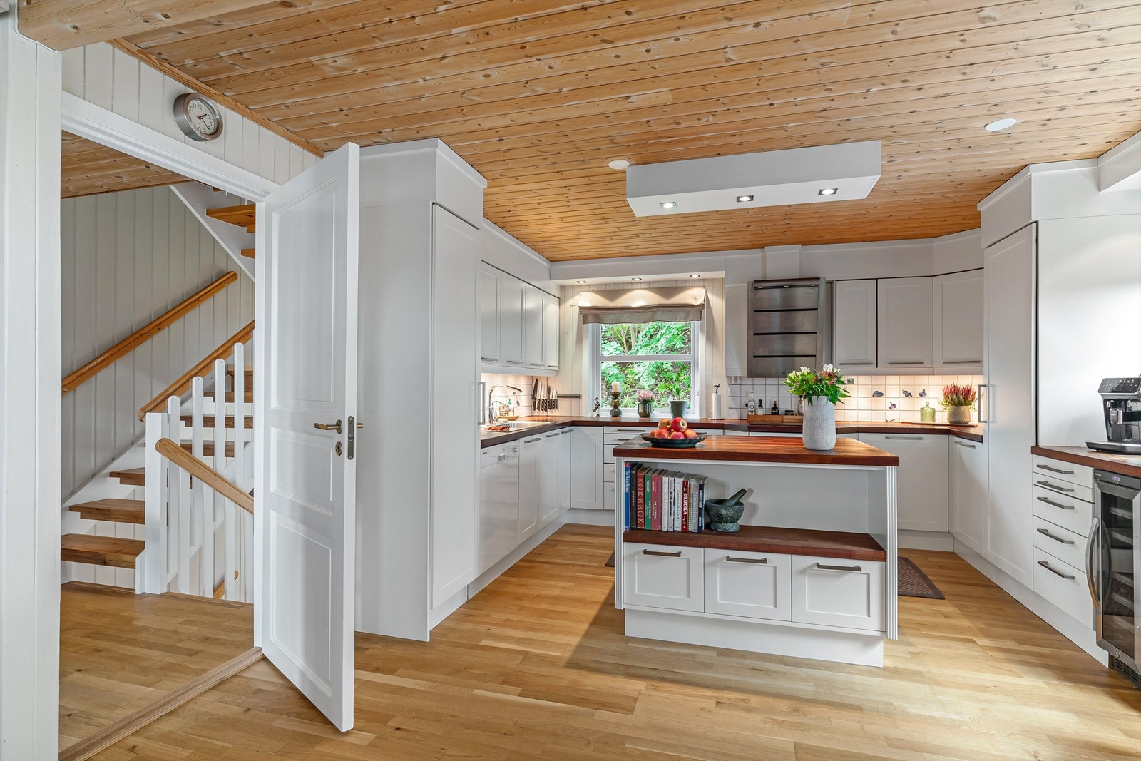 Kjøkkenøy med ekstra oppbevaringsplass og en fin hylle med plass til kokebøker og kjøkkenutstyr Galleribilde