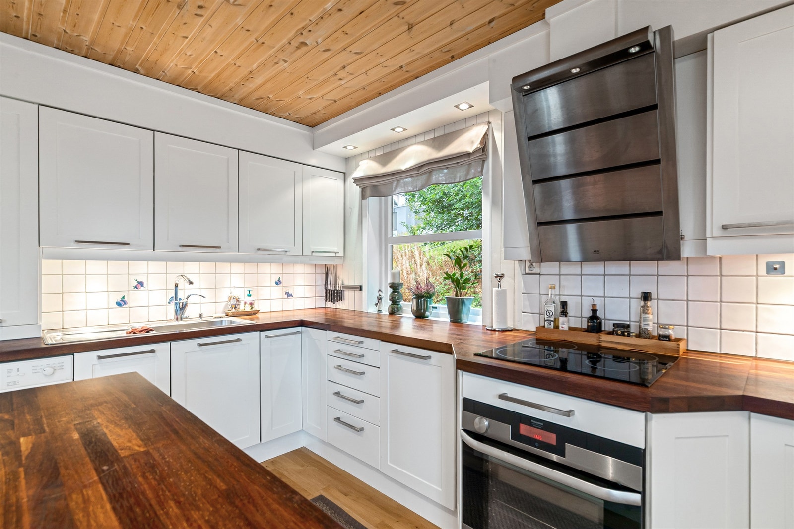 Innredningens utforming gir godt med plass til kjøkkenutstyr og gode benkeflater Galleribilde