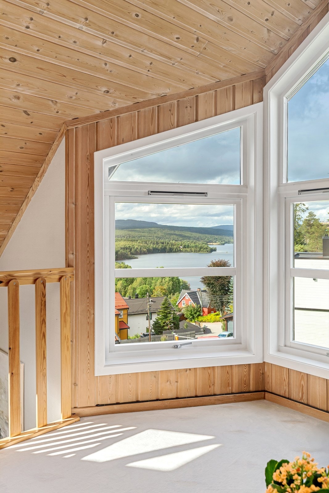 Her kan du sette deg godt til rette i sofaen med en kaffekopp og nyte det herlige utsikten Galleribilde