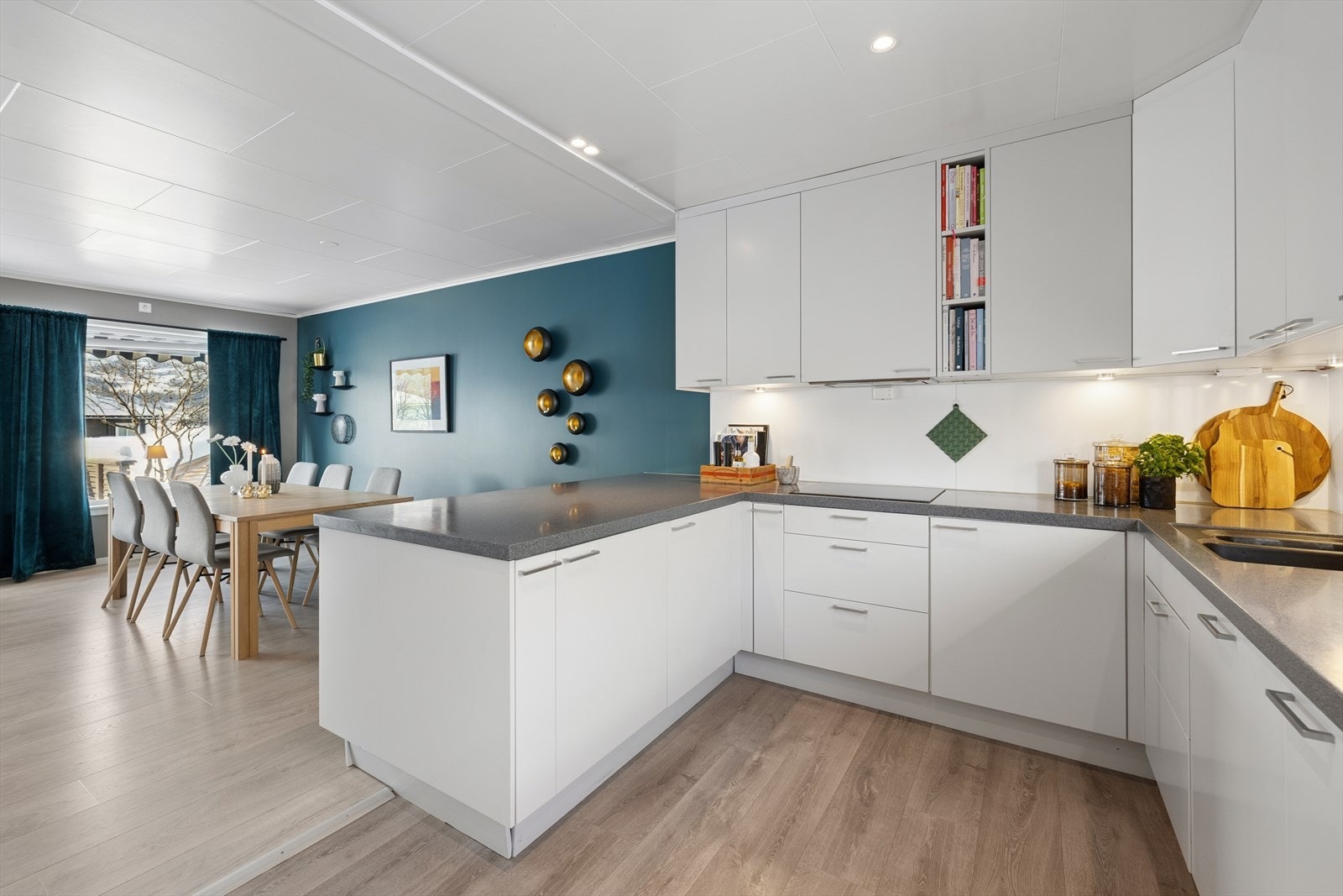 Direkte forbindelse til spiseplass gjør kjøkkenet til et sosialt samlingspunkt. Galleribilde